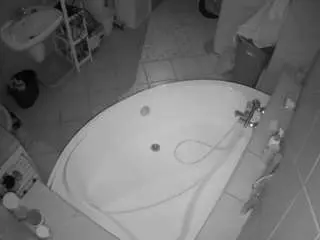 Camsoda Watch Live Sex Cams of voyeurcam-julmodels-bath-1st-1
