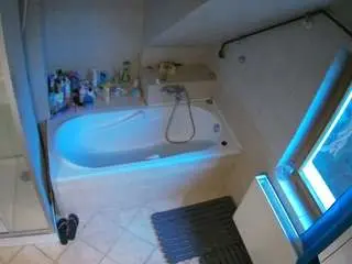 Camsoda Private Sex Chat of voyeurcam-julmodels-bath-2nd-1
