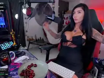 Chaturbate Nude Webcam of evelyne92