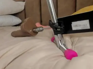 Chaturbate Live Sex of bella13_