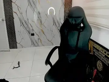 Stripchat Watch Live Sex Cams of queen_findom1