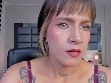 Stripchat Live Sex Cam of Mrs_Regina_clk