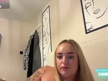 Stripchat Sex Cam of CurvyWetWife