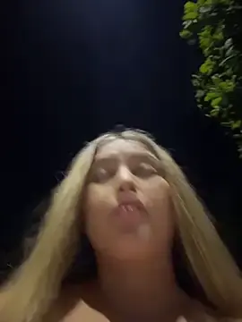 Stripchat Free Porn Cam of lunablossom_