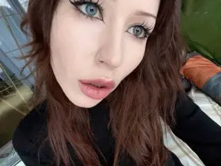 Xlovecam Free Porn Cam of CarolynnDrage